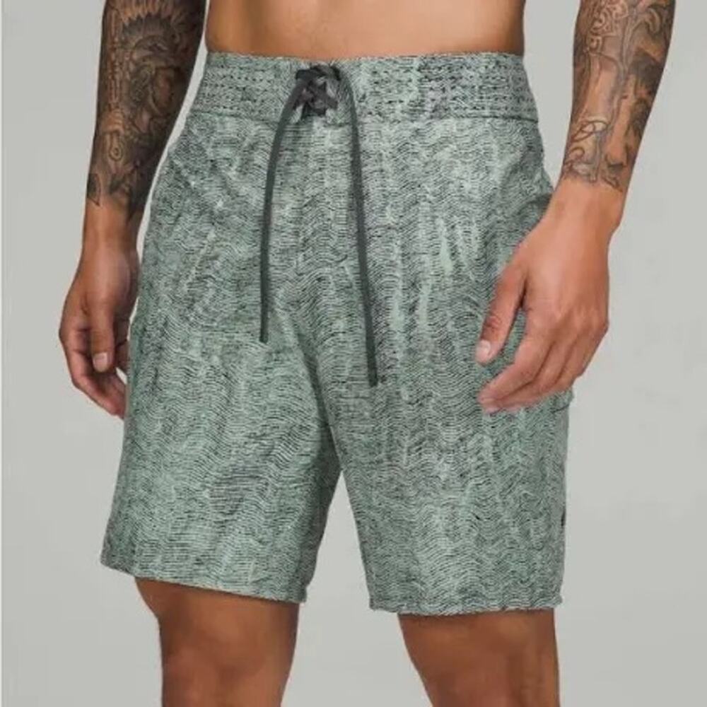 Lululemon Mens Current State Board Shorts in a Mono Wave pattern Size 36